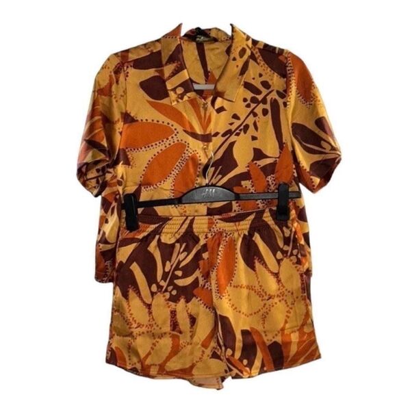 House of Harlow 1960 Floral Print
Shorts Set( Size Small) - Picture 3 of 10